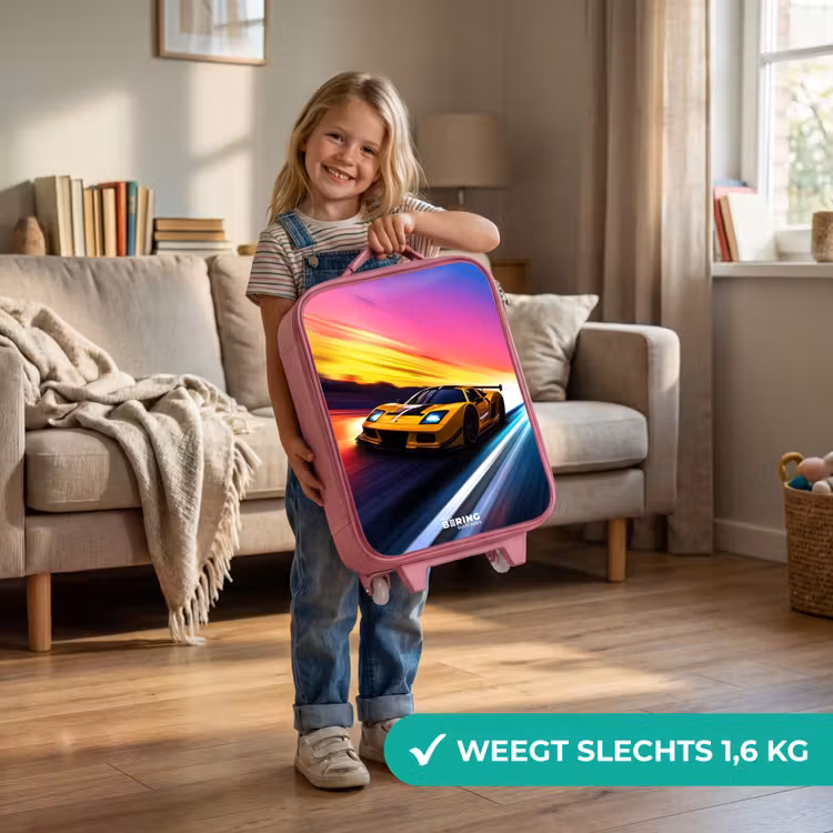 Gele raceauto bij kleurrijke zonsondergang Kinderkoffer - Roze klein -sfeer2_NL