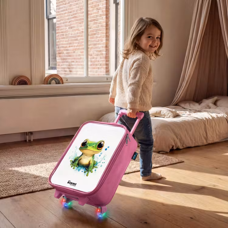 Groene kikker met grote ogen op witte achtergrond Kinderkoffer - Roze klein -sfeer1