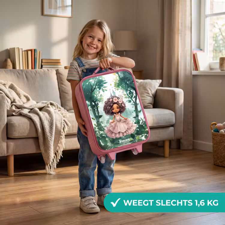 Meisje met donkere krullen in het bos Kinderkoffer - Roze klein -sfeer2_NL