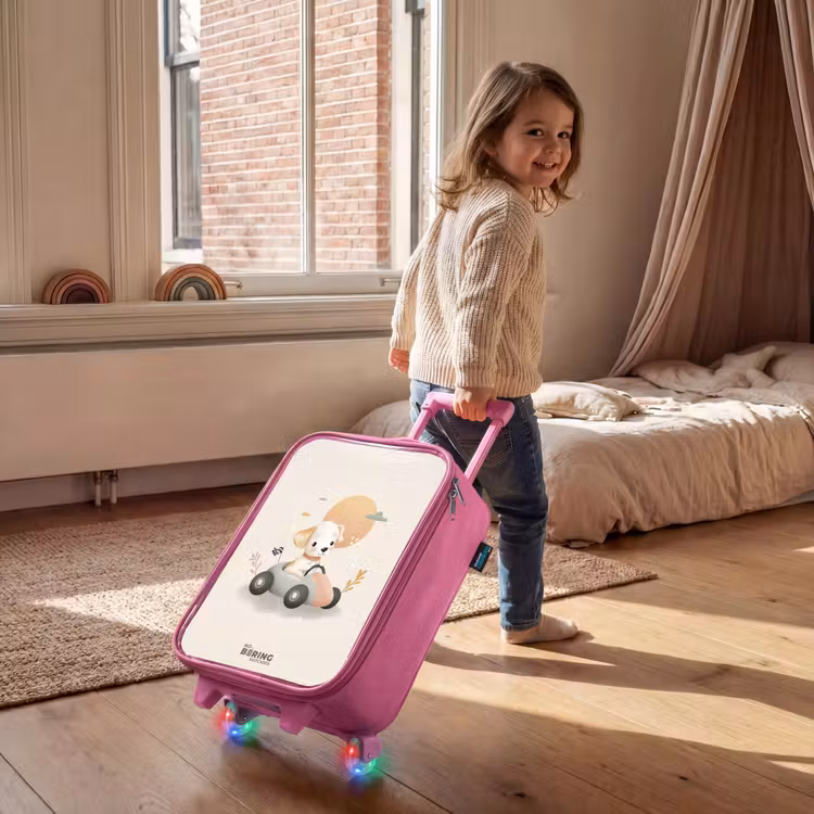 Puppy in een raceauto in beige kleuren Kinderkoffer - Roze klein -sfeer1
