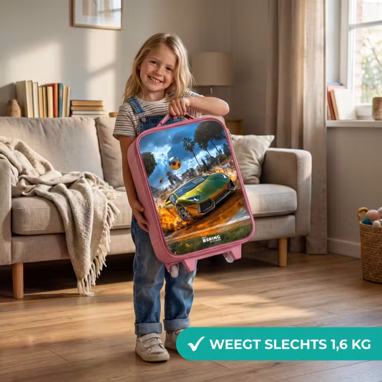 Sportauto knalt door voetbalveld met bal Kinderkoffer - Roze klein -sfeer2_NL