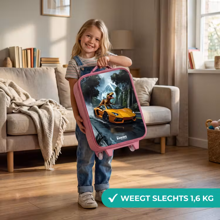 T-Rex op oranje sportauto in regenachtig woud Kinderkoffer - Roze klein -sfeer2_NL