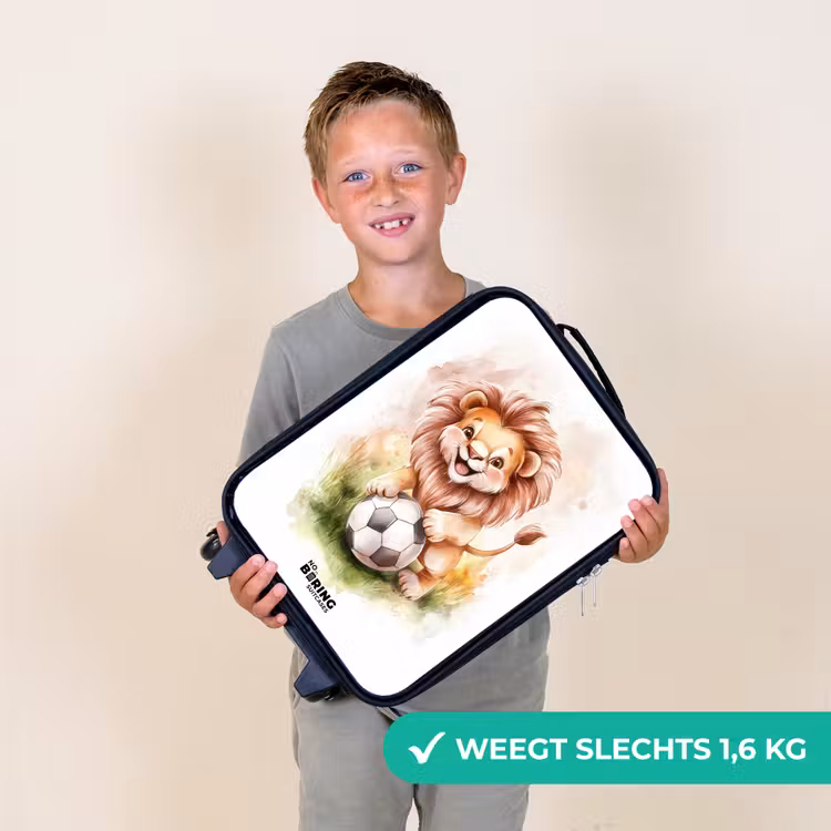 Speelse leeuw met voetbal op grasveld Kinderkoffer - Zwart klein -sfeer4_NL