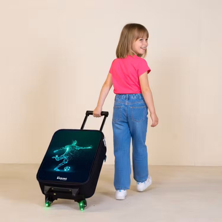 Voetballer trapt met kracht in digitale vorm Kinderkoffer - Zwart klein -sfeer1