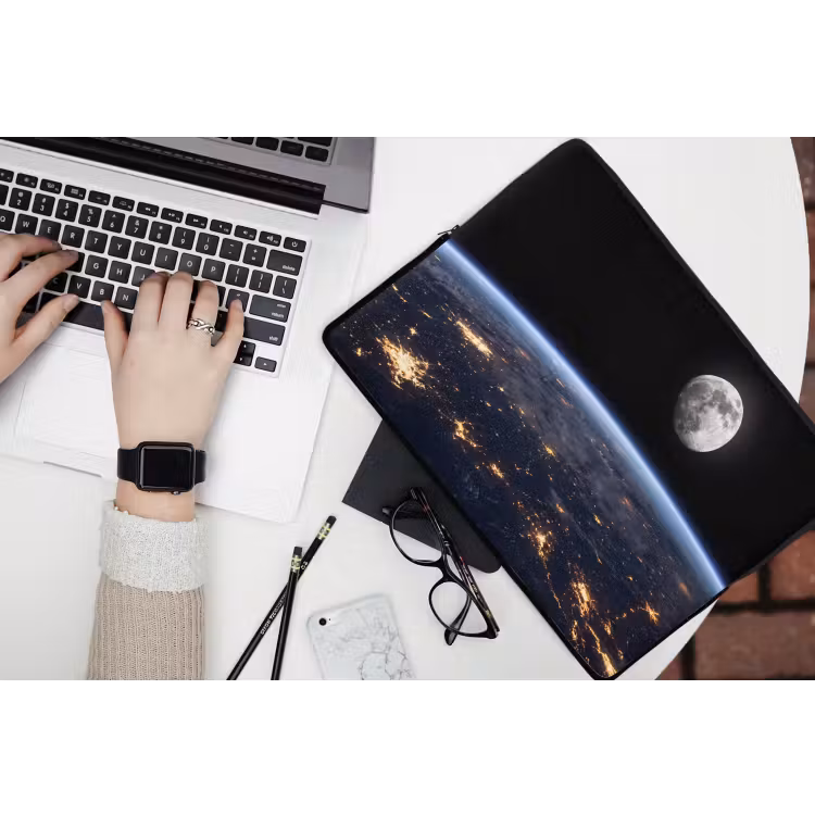 Laptophoes Aarde - Nacht - Ruimte - Aarde - Nacht - Ruimte laptophoes neopreen klein