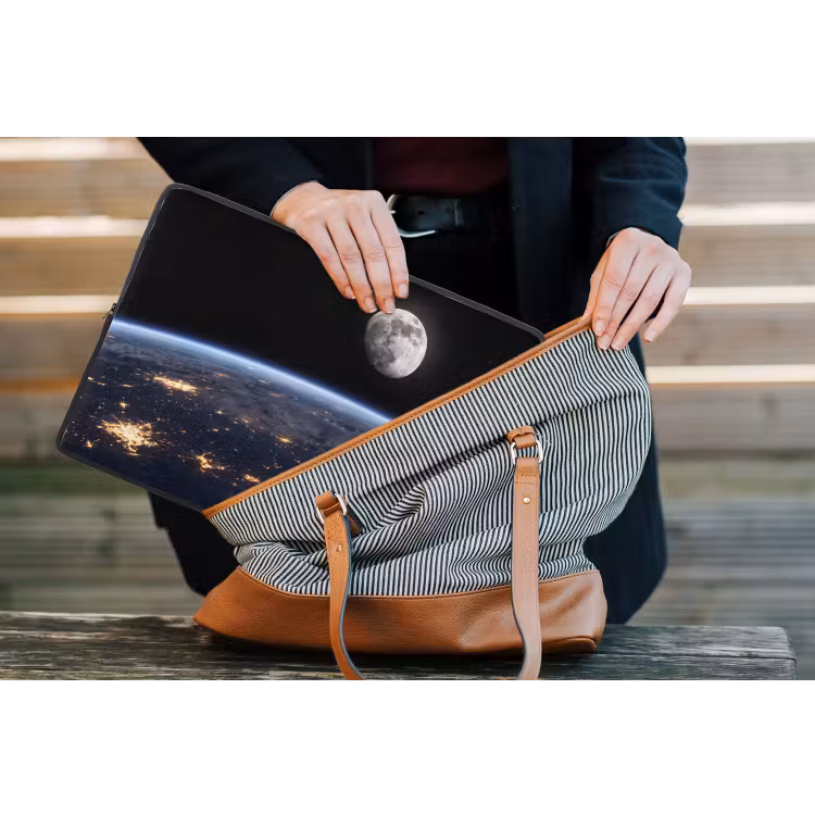 Laptophoes Aarde - Nacht - Ruimte - Aarde - Nacht - Ruimte laptophoes neopreen klein