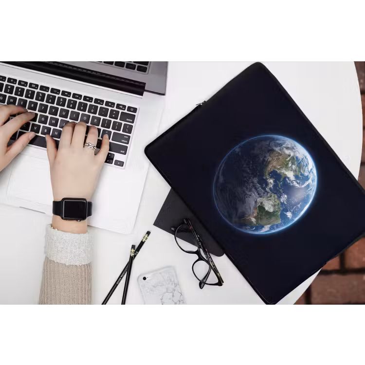 Laptophoes Aarde - Ruimte - Kosmos - Aarde - Ruimte - Kosmos laptophoes neopreen klein