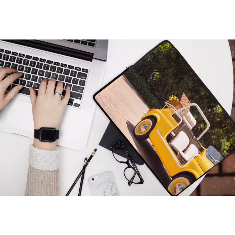 Auto - Picknick - Zomer - Geel laptophoes neopreen klein -bureau