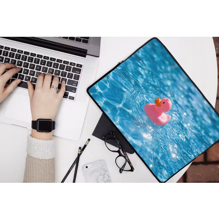 Badeend - Dobberend - Roze laptophoes neopreen klein -bureau