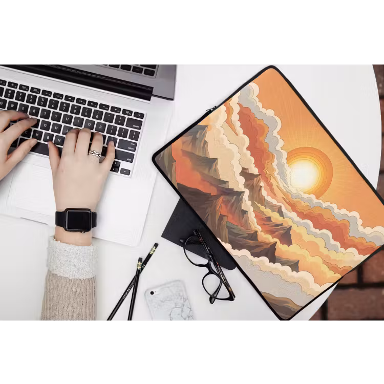 Bergen - Wolken - Natuur - Zonsopgang - Oranje laptophoes neopreen klein -bureau