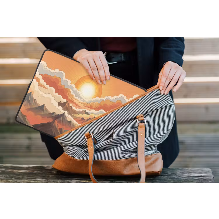 Bergen - Wolken - Natuur - Zonsopgang - Oranje laptophoes neopreen klein -tas