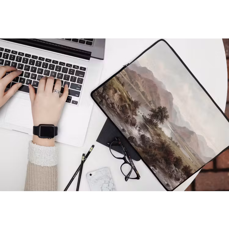 Berglandschap - Meer - Bergen - Vallei - Klassiek laptophoes neopreen klein -bureau