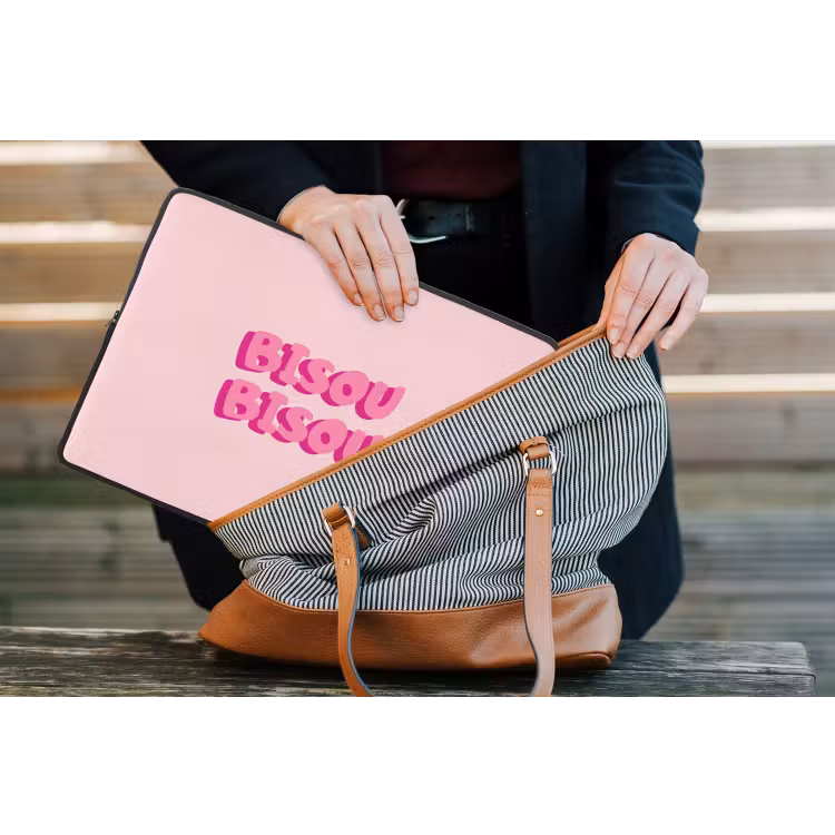 Bisou - Roze - Dikke letters laptophoes neopreen klein -tas