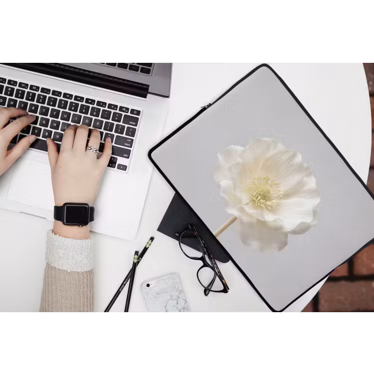 Bloem - Minimalistisch -Wit laptophoes neopreen klein -bureau