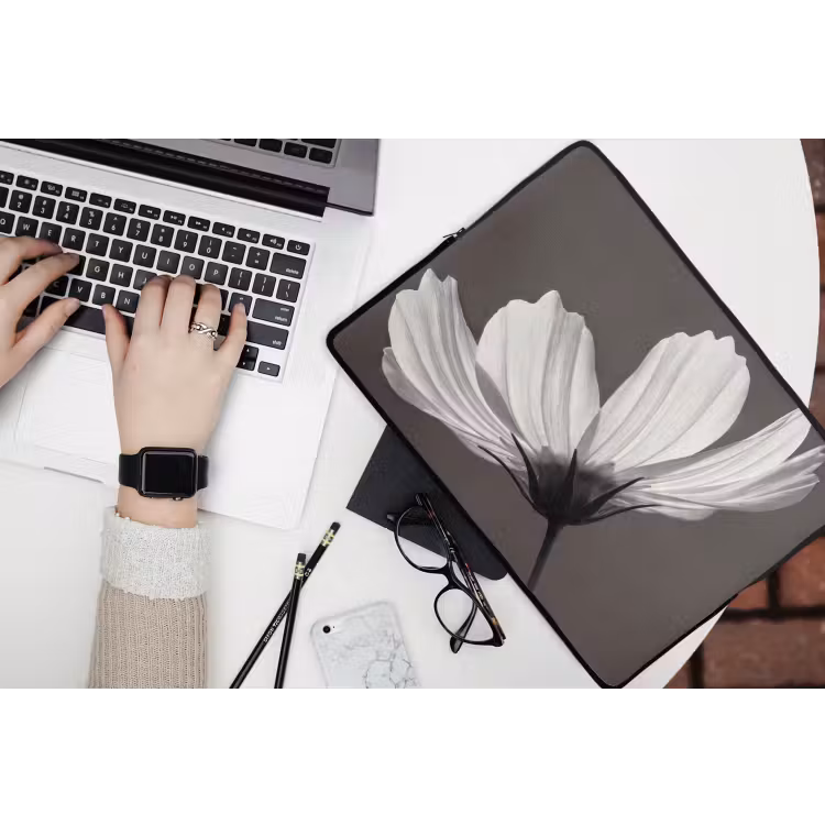 Bloem - Minimalistisch - Zwart - Wit laptophoes neopreen klein -bureau