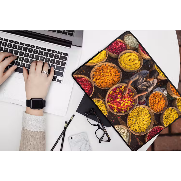 Laptophoes Bloemen - Markt - Kleurrijk - Bloemen - Markt - Kleurrijk laptophoes neopreen klein