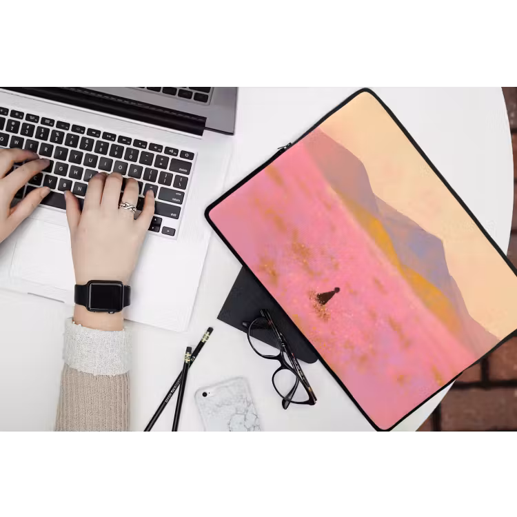 Bloemenweide - Heuvels - Silhouet - Roze laptophoes neopreen klein -bureau