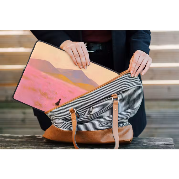 Bloemenweide - Heuvels - Silhouet - Roze laptophoes neopreen klein -tas