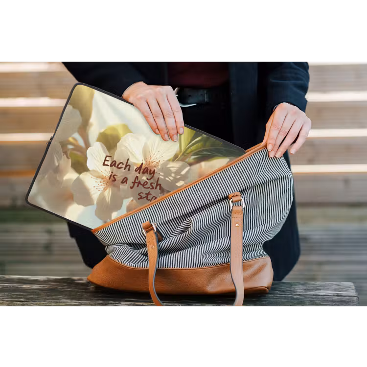 Bloesems - Zonlicht - Quote - Wit laptophoes neopreen klein -tas