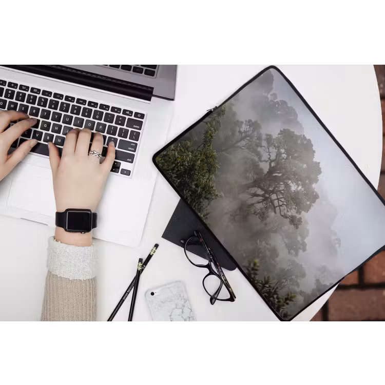 Boom - Mistig - Bos - Groen - Natuur laptophoes neopreen klein -bureau