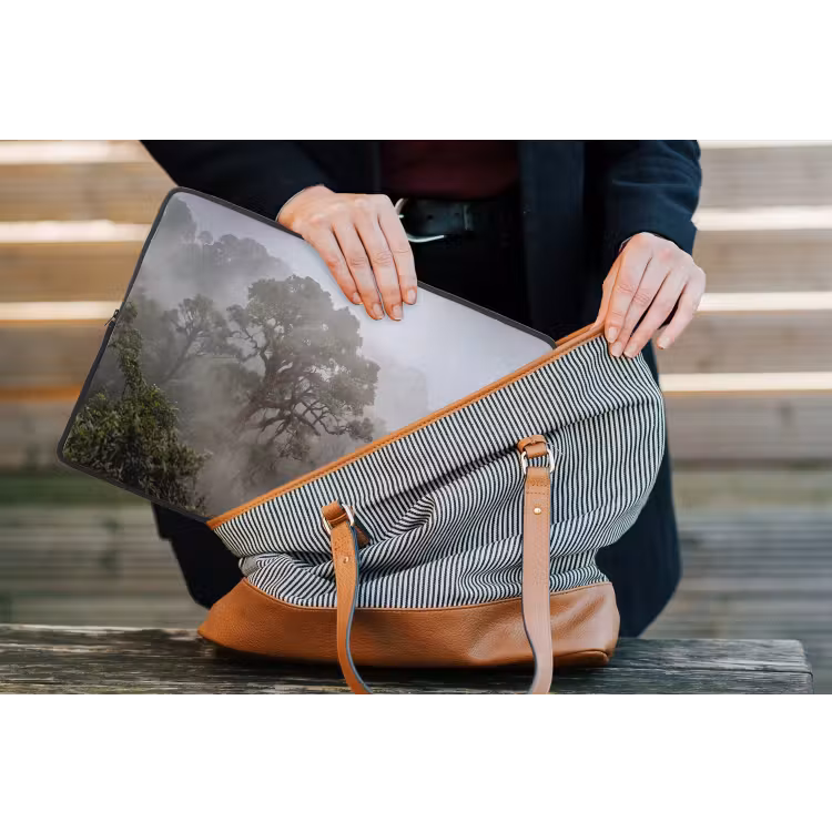 Boom - Mistig - Bos - Groen - Natuur laptophoes neopreen klein -tas