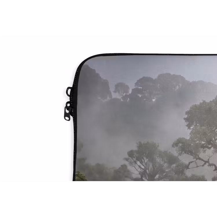 Boom - Mistig - Bos - Groen - Natuur laptophoes neopreen klein -detail