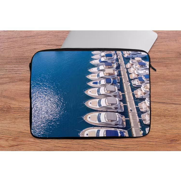 Boot - Jachthaven - Water - Zomer - Blauw laptophoes neopreen klein -tafel
