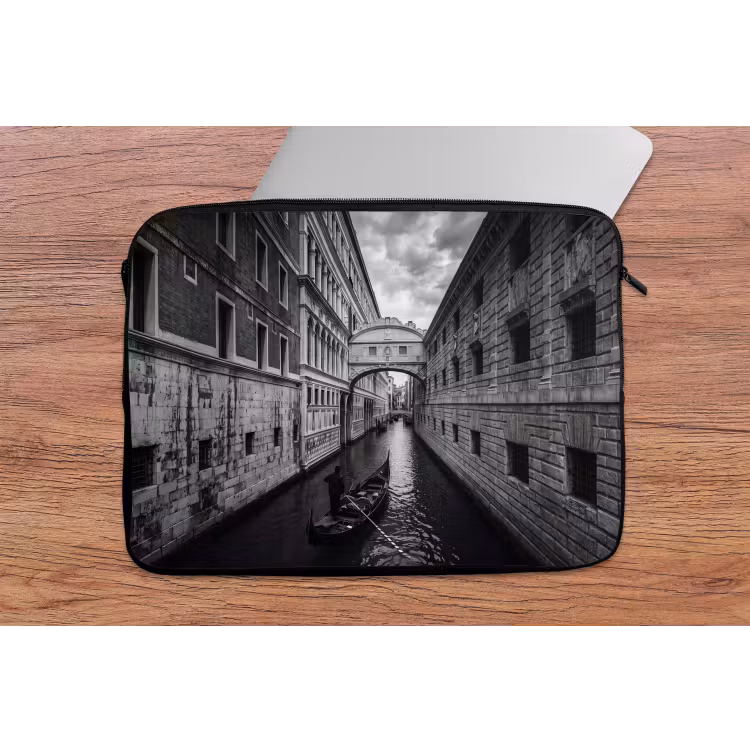 Boot - Waterweg - Stad - Zwart-wit - Architectuur laptophoes neopreen klein -tafel