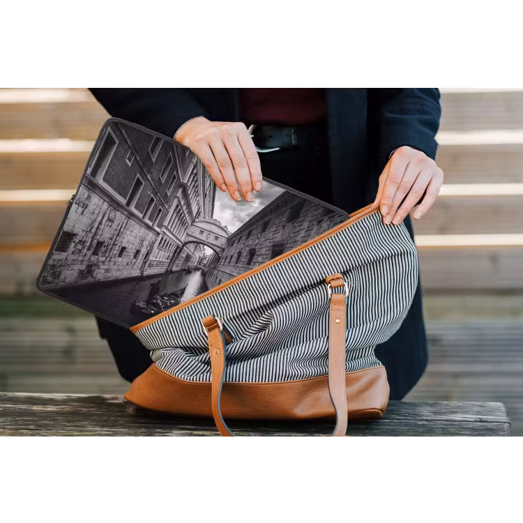 Boot - Waterweg - Stad - Zwart-wit - Architectuur laptophoes neopreen klein -tas