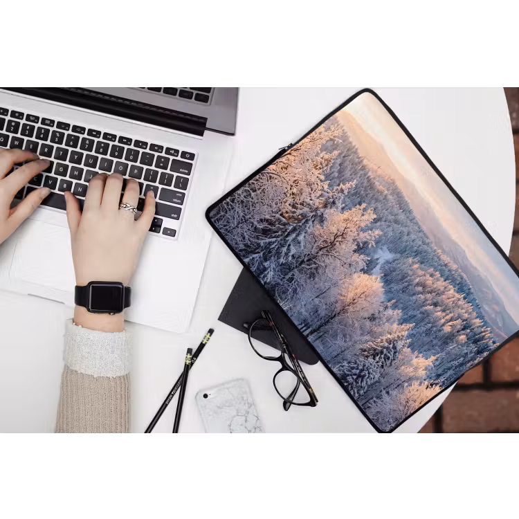 Bos - Bergen - Goud - Winter - Warm laptophoes neopreen klein -bureau