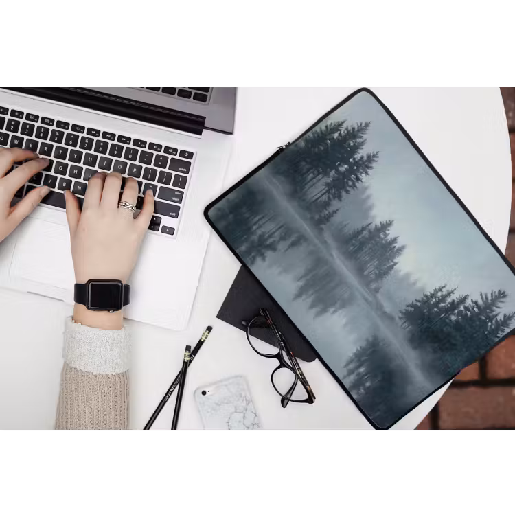 Bos - Meer - Mist - Natuur - Grijs laptophoes neopreen klein -bureau