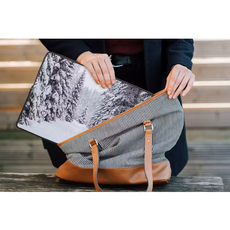 Bos - Winter - Sneeuw - Pad - Natuur laptophoes neopreen klein -tas