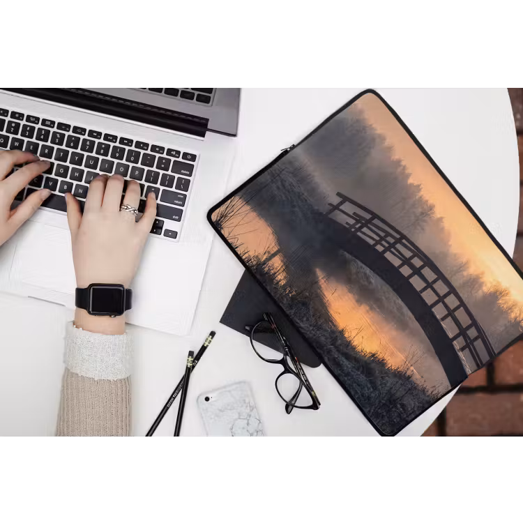 Brug - Mist - Bomen - Water laptophoes neopreen klein -bureau