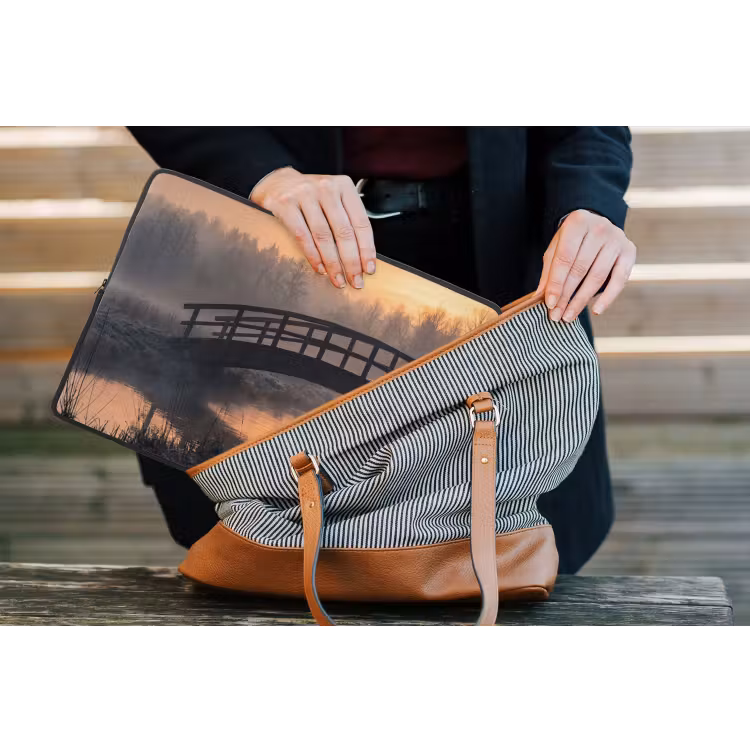 Brug - Mist - Bomen - Water laptophoes neopreen klein -tas