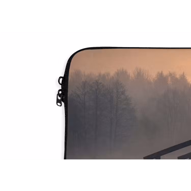 Brug - Mist - Bomen - Water laptophoes neopreen klein -detail