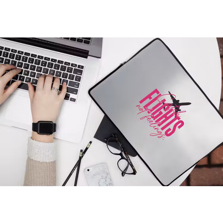 Catch flights not feelings - Vliegtuig - Roze laptophoes neopreen klein -bureau