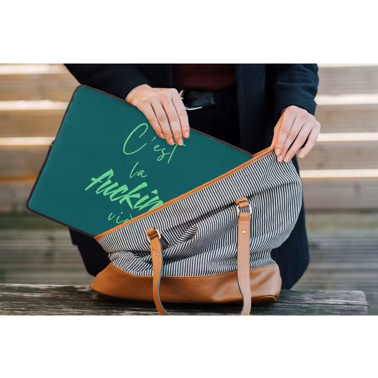 c'est la fucking vie - Groen - Handgeschreven laptophoes neopreen klein -tas