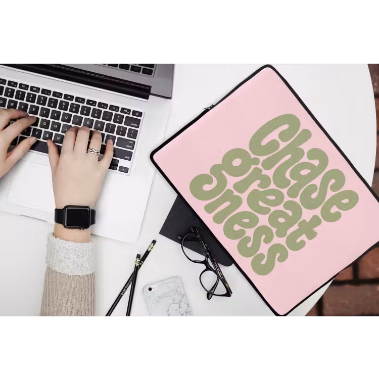 Chase greatness - Groen - Roze - Retro laptophoes neopreen klein -bureau