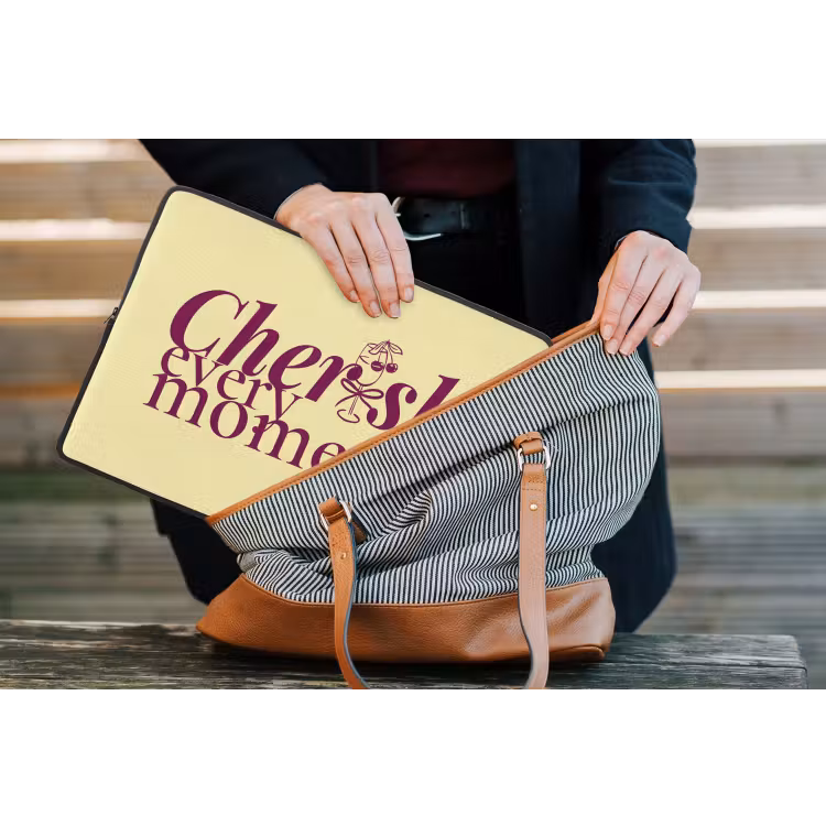 Cherish every moment - Cocktailglas - Geel laptophoes neopreen klein -tas