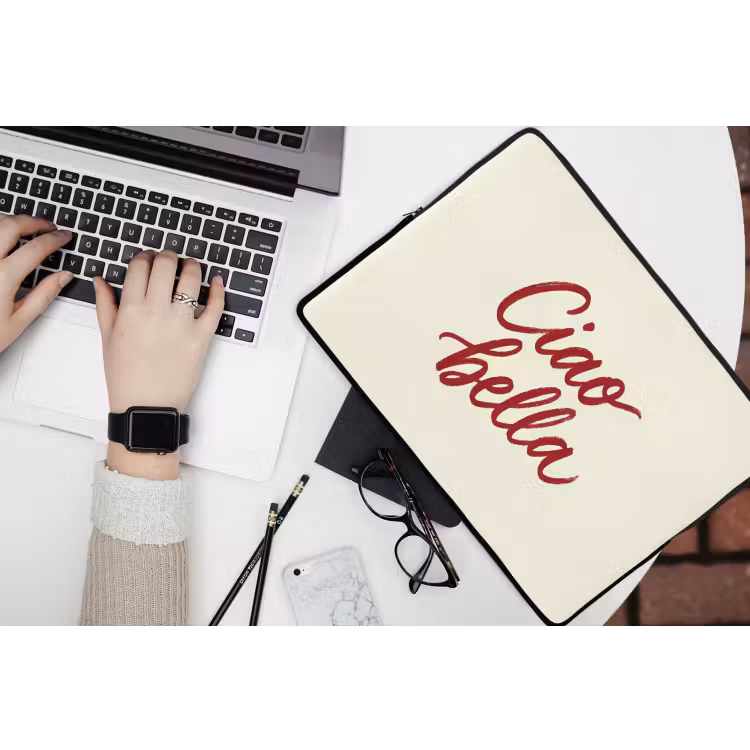 Ciao bella - Rood - Wit - Minimalistisch laptophoes neopreen klein -bureau