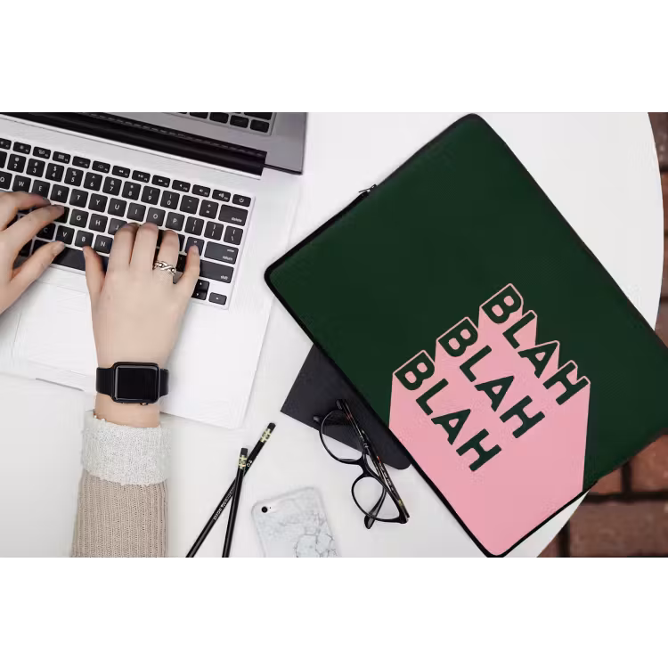 Donkergroen - Tekst - Schaduw - Grafisch laptophoes neopreen klein -bureau
