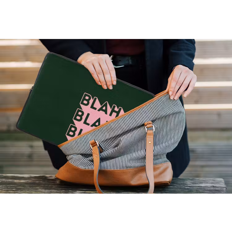 Donkergroen - Tekst - Schaduw - Grafisch laptophoes neopreen klein -tas