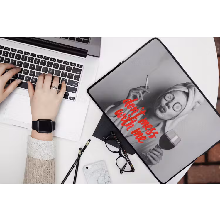 Don't mess with me - Wijn - Vrouw - Sigaret laptophoes neopreen klein -bureau