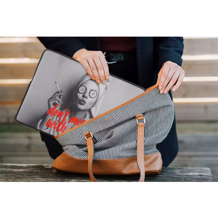 Don't mess with me - Wijn - Vrouw - Sigaret laptophoes neopreen klein -tas