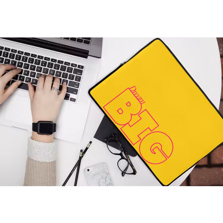 Dream big - Geel - Grafisch laptophoes neopreen klein -bureau