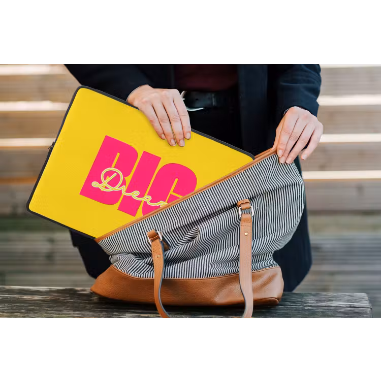Dream big - Geel - Roze laptophoes neopreen klein -tas