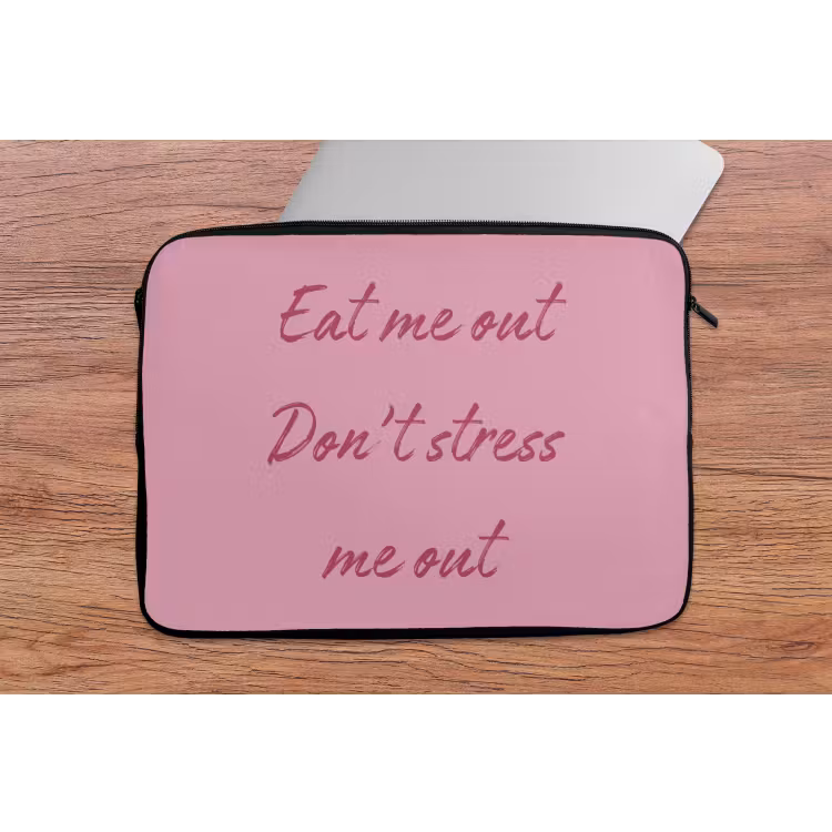 Eat me out don't stress me out - Roze - Handgeschreven laptophoes neopreen klein -tafel