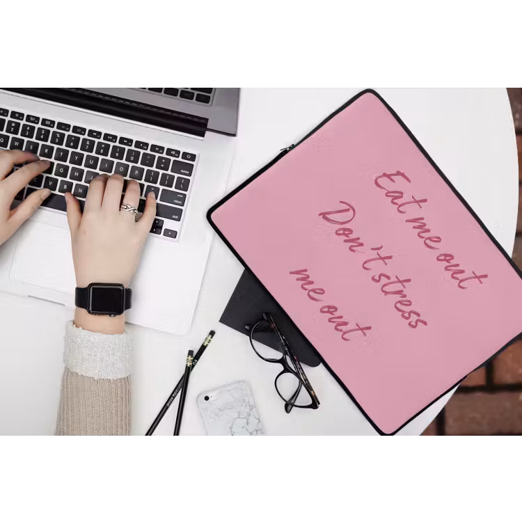 Eat me out don't stress me out - Roze - Handgeschreven laptophoes neopreen klein -bureau