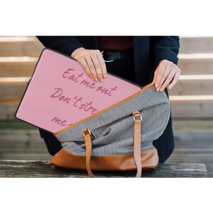 Eat me out don't stress me out - Roze - Handgeschreven laptophoes neopreen klein -tas