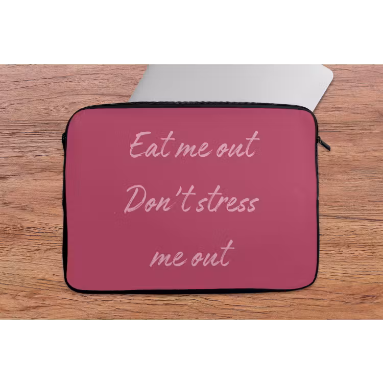eat me out don't stress me out - Roze - Minimalistisch laptophoes neopreen klein -tafel